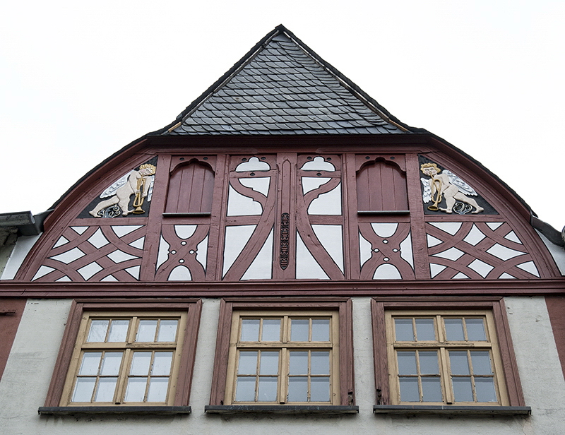 Lahntal SAM_5005 Kopie.jpg - Alte Handwerkskunst schmückt die Fassaden